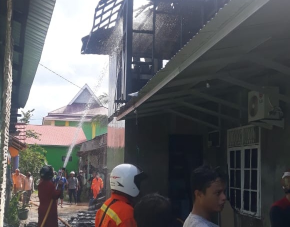 Kebakaran Rumah Lantai 2 Milik Ketua RT 02 Sangatta Selatan Diduga