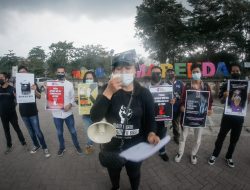 AJI Samarinda Gelar Aksi Solidaritas, Desak Kapolda Jatim dan Kapolda Kaltim Usut Kekerasan Pers