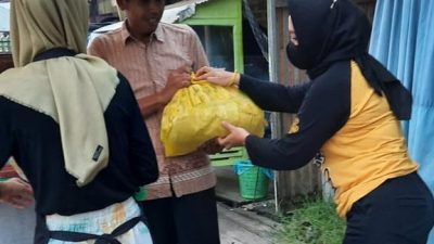 Peduli Warga Isoman dan Tenaga Medis, Asti Mazar Sebarkan Puluhan Paket Bantuan di Sangatta Utara dan Selatan