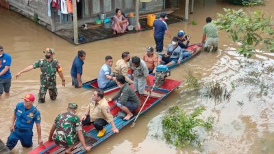 Berperahu Sampan, Ardiansyah-Kasmidi Salurkan Bantuan Korban Banjir Bengalon