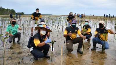 KPC, Bakrie Amanah dan Lanal Tanam 5000 Pohon di Kutai Timur