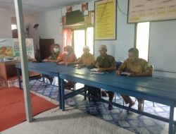 Babinsa Koramil 0909-05 Muara Bengkal Kawal Penyerahan Bantuan Langsung Tunai Pemerintah di Desa Ngayau