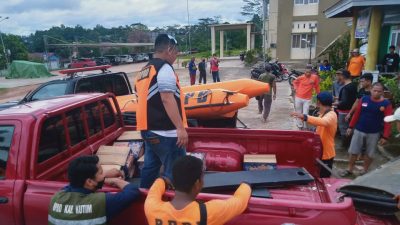 Debit Air Banjir Bengalon Meningkat, BPBD Kutim Terjunkan Personil dan Salurkan Bantuan