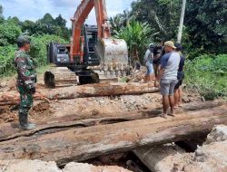 Jembatan Terputus Pasca Banjir, Koramil Muara Bengkal Pimpin Perbaikan