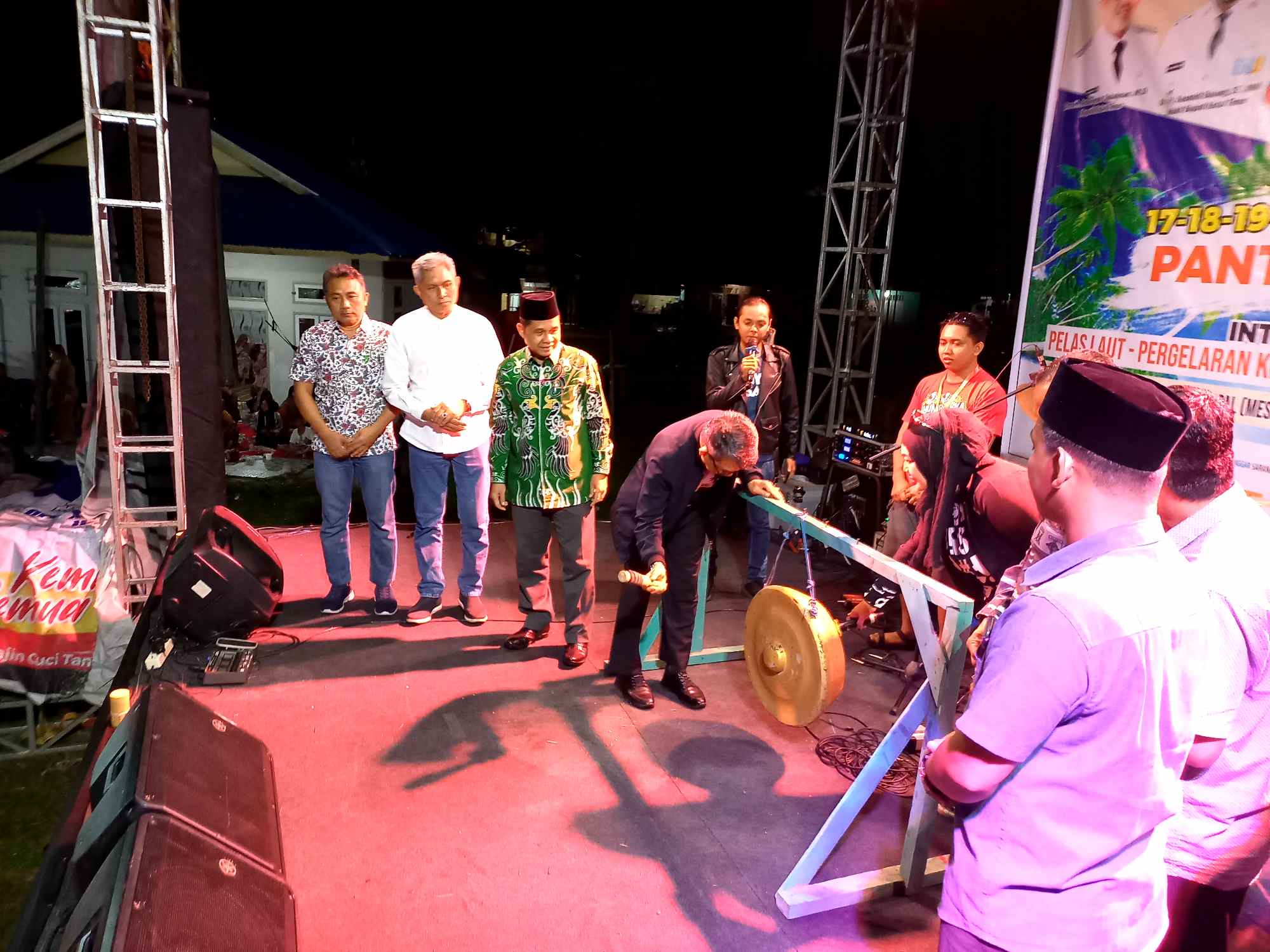 Ardiansyah Sulaiman didampingi para pejabat memukul gong tanda pembukaan Festival Sekerat Nusantara di Pantai Sekerat, Minggu 17 Juli 2022.