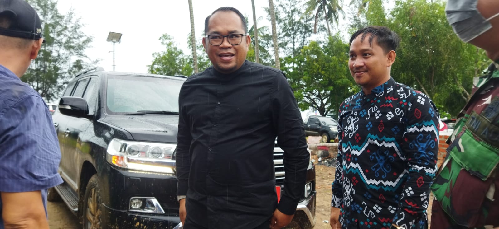 Kasmidi Bulang, didampingi Sunandhika, saat mengunjungi Festival Sekerat Nusantara. (Foto: Andika/Halokaltim)