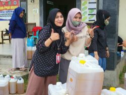 Mahasiswa KKN STIE Penyaluran Minyak Goreng Murah Pemdes Sekerat kepada Masyarakat Sekitar