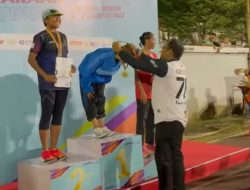 Kasmidi Bulang Mengalungkan Medali Kepada Atlet Kaltim Peraih Emas Pada Kejurnas Atletik di Semarang