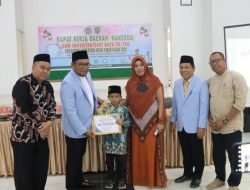 Kasmidi Serta Unsur Lainnya Berikan Reward Terhadap Santri Berprestasi di Kutim