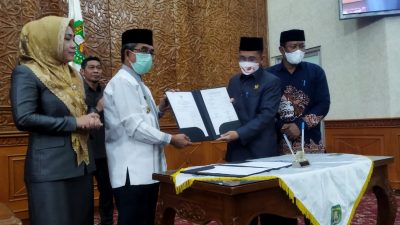 DPRD dan Bupati Tandatangani Persetujuan Bersama Rancangan Perubahan APBD Kutim 2022