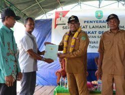 Wabup Kasmidi Serahkan 60 Sertifikat Lahan Masyarakat Desa Perupuk