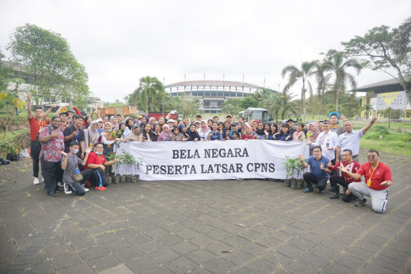 Bersama Dispora, BPSDM Kaltim Hijaukan Stadion Utama Palaran