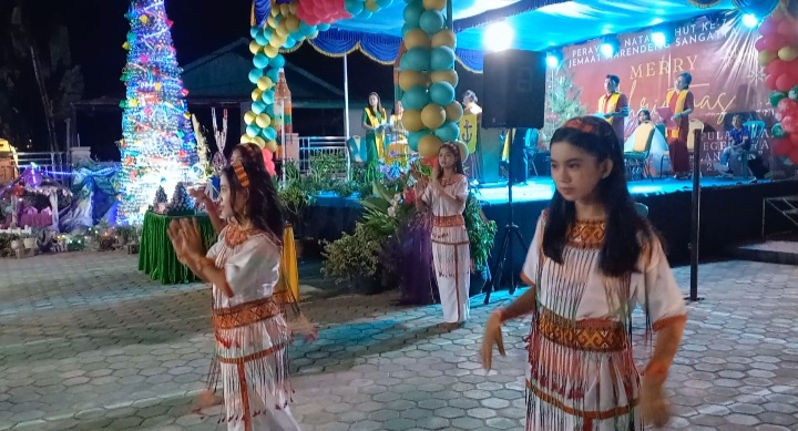 Ibadah yang diiringi dengan tarian tradisional remaja putri di Gereja Toraja Jemaat Marendeng Sangatta.