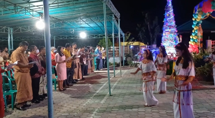 Ibadah yang diiringi dengan tarian tradisional remaja putri di Gereja Toraja Jemaat Marendeng Sangatta.