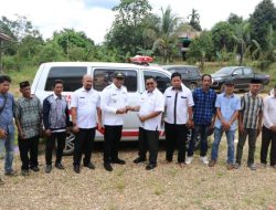 Wabup Kasmidi Serahkan Ambulan ke Desa Jabdan Muara Wahau