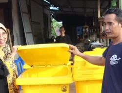 Peduli Lingkungan, Hetifah Sjaifudian Berikan Bantuan Tong Sampah