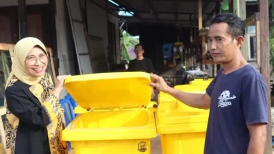 Peduli Lingkungan, Hetifah Sjaifudian Berikan Bantuan Tong Sampah