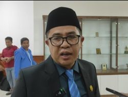 Muhammad Amin Ucapkan Selamat Kepada Hj. Mulyana Yang Telah Dilantik Jadi Anggota DPRD Kutim