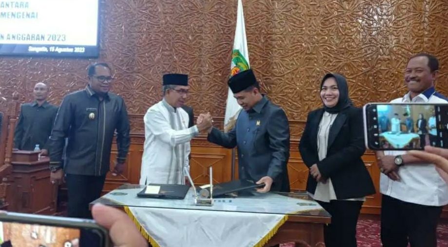 DPRD Dan Pemkab Kutim Tandatangani Nota Kesepakatan KUA - PPAS 2024 ...