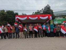 Pemkab Kutim Bagikan 1.500 Bendera Merah Putih Kepada Para Pengendara di Yos Sudarso