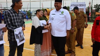 Bupati Kukar Serahkan Bantuan Bedah Rumah dan Fasilitas MCK di Desa Embalut