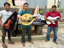 Joni Realisasikan Aspirasi Seperangkat Alat Musik Tradisional Kepada Kelompok Band Sasak Rinjani Rantau Pulung