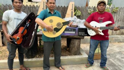 Joni Realisasikan Aspirasi Seperangkat Alat Musik Tradisional Kepada Kelompok Band Sasak Rinjani Rantau Pulung