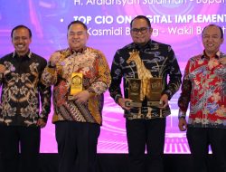 Bupati, Wabup, dan Diskominfo Kutim Raih Penghargaaan IT Works Top Digital Awards 2023