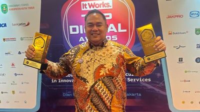 Diskominfo Staper Kutim Terima Penghargaan TOP IT Manager on Digital Implementation 2023 Pada Puncak Acara Top Digital Awards