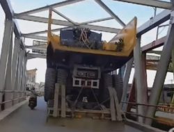 Truk Trailer Muatan DT HD Melintas di Jembatan Pinang di Luar Jam Operasional