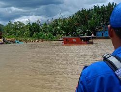 Kapal LCT Bermuatan Dum Truck Karam di Penyebrangan GM Sempayau, Polsek Sangkulirang : proses evakuasi LCT