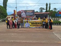 Rombongan Pengurus Golkar Bengalon Turun ke Jalan, Bagikan Paket Takjil Kepada Warga