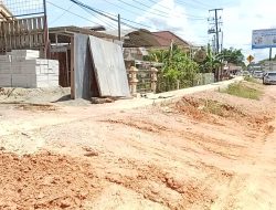 Warga Kembali Keluhkan Proyek Drainase di Jalan APT Pranoto yang Belum Dilanjutkan