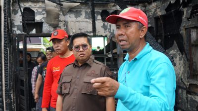 Wakil Bupati Kukar Serahkan Batuan Kepada Korban Kebakaran Di Tenggarong