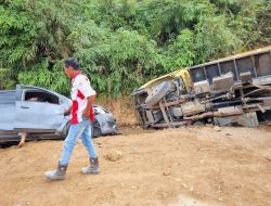 BREAKING NEWS – Adu Banteng Mobil vs Truk Pengangkut Material di Blok Beruang, 1 Orang Luka Serius