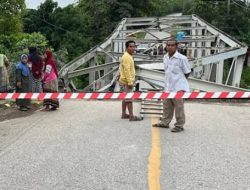 Polres Paser Konfirmasi Peristiwa Jembatan Ambruk di Batu Sopang, Iptu Harwanto: Evakuasi Masih Berlangsung
