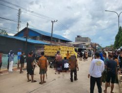 BREAKING NEWS – Kecelakaan Motor Tabrak Truk Parkir di Pinggir Jalan Kota Sangatta, Korban Dilarikan ke Rumah Sakit