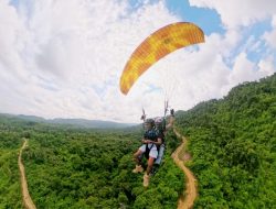Wisata Paralayang Semarakan Festival Sekerat 2025: Saksikan dan Rasakan Pengalaman Terbang Tak Terlupakan, Terbuka untuk Umum!