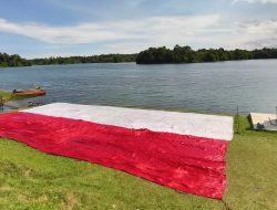 Rayakan HUT ke-80 RI, Merah Putih Raksasa Berkibar di Tebing Batu Dinding