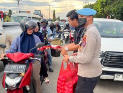 Angkatan Bintara Letting 46 dan 47 Polres Kutim Kembali Berbagi Takjil di Simpang Pos Pendidikan