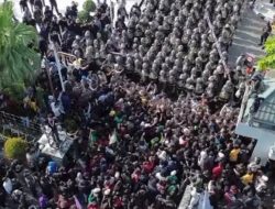 Aksi Unjuk Rasa “214” Kaltim: Rudy Mas’ud Enggan Temui Massa, Demo Sempat Ricuh