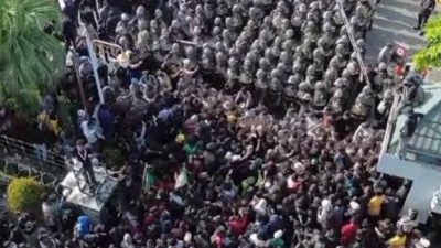 Aksi Unjuk Rasa “214” Kaltim: Rudy Mas’ud Enggan Temui Massa, Demo Sempat Ricuh